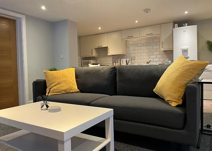 Stylish 1 Bedroom, 2 Bed Basement Flat With Free Parking