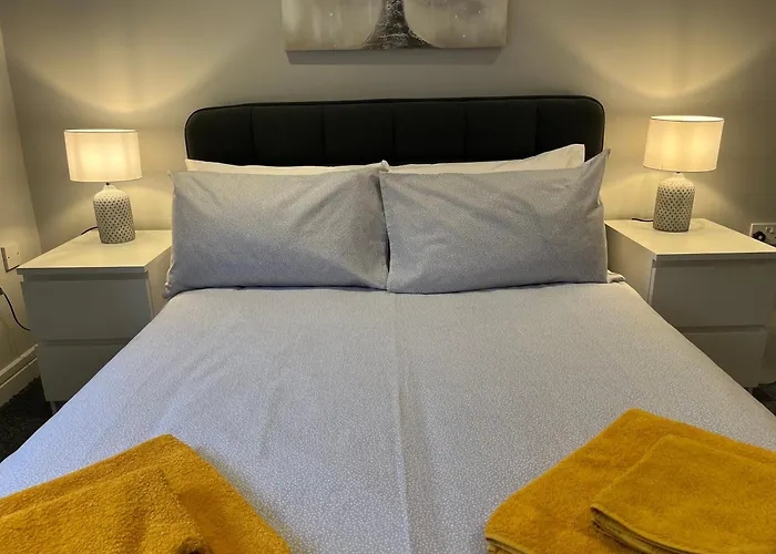 Stylish 1 Bedroom, 2 Bed Basement Flat With Free Parking