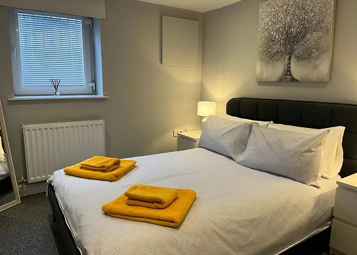 Stylish 1 Bedroom, 2 Bed Basement Flat With Free Parking