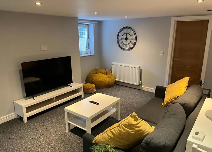 Stylish 1 Bedroom, 2 Bed Basement Flat With Free Parking