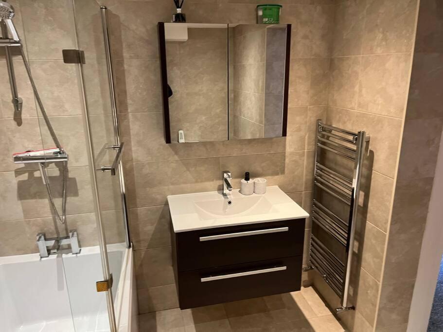 Stylish 1 Bedroom, 2 Bed Basement Flat With Free Parking