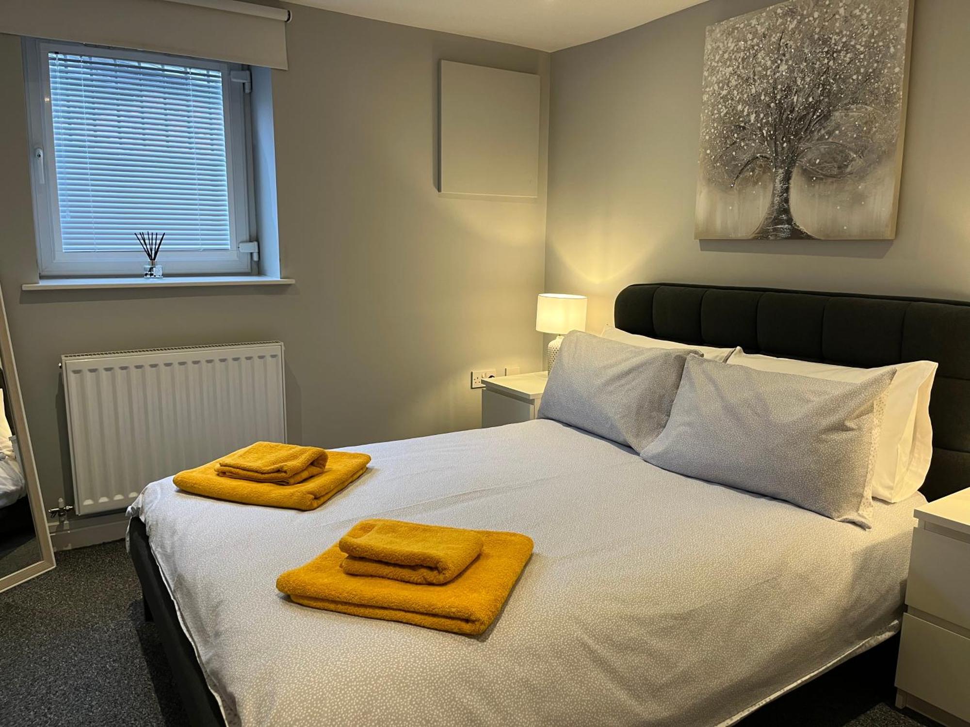 Apartment Stylish 1 Bedroom, 2 Bed Basement Flat With Free Parking