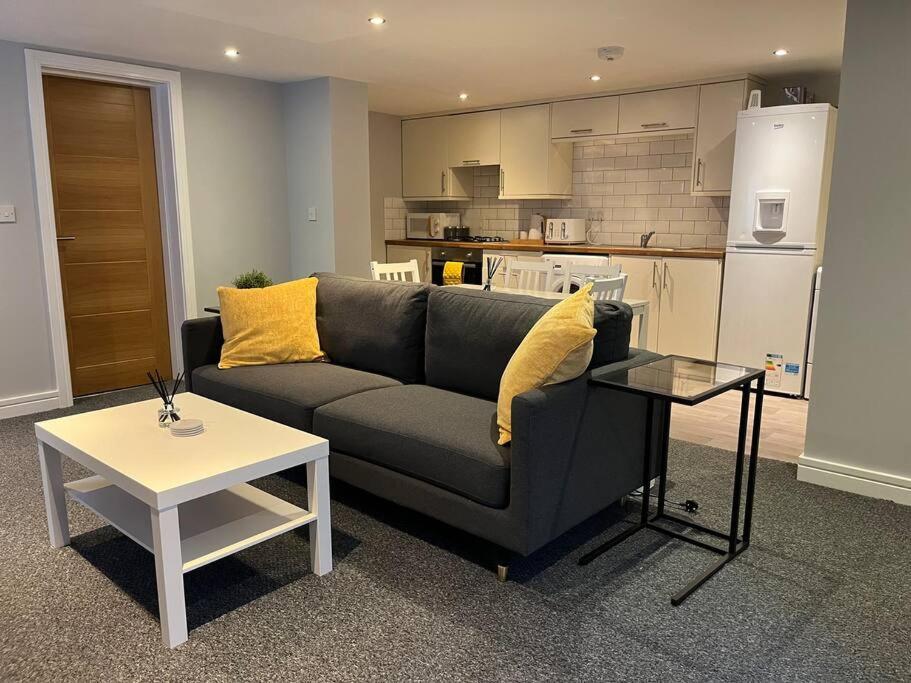 Stylish 1 Bedroom, 2 Bed Basement Flat With Free Parking Apartment