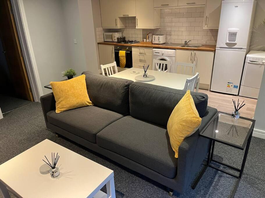 Stylish 1 Bedroom, 2 Bed Basement Flat With Free Parking * Sale