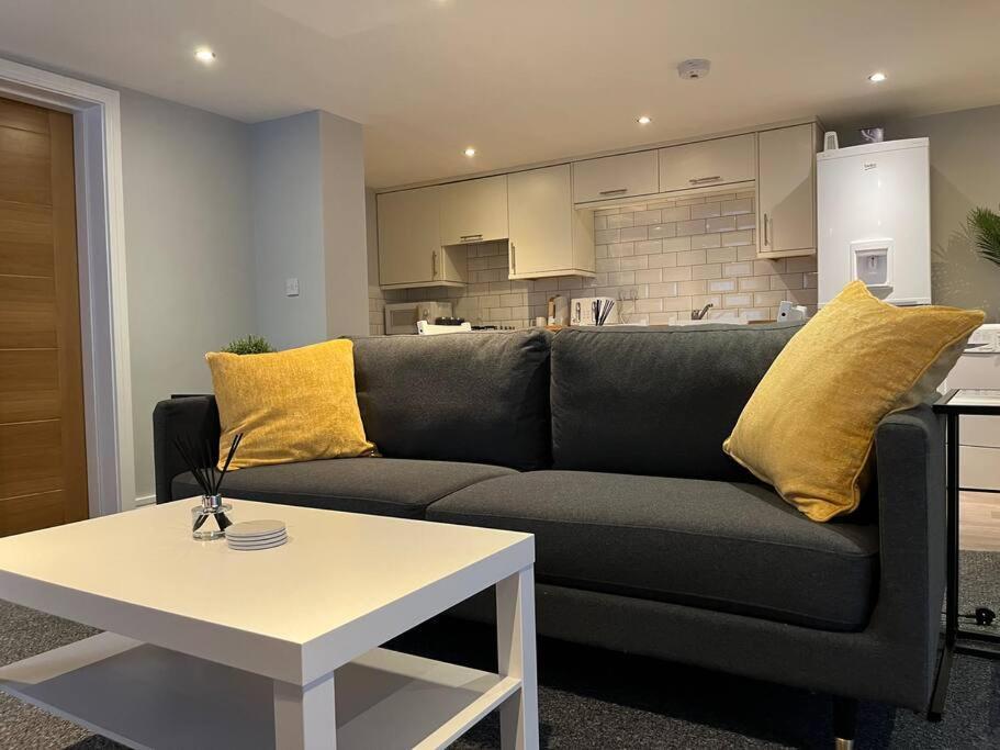 Stylish 1 Bedroom, 2 Bed Basement Flat With Free Parking Apartment *
