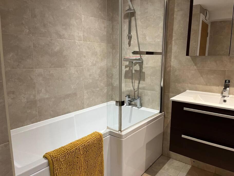 Apartment Stylish 1 Bedroom, 2 Bed Basement Flat With Free Parking