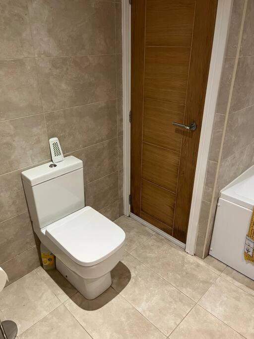 Stylish 1 Bedroom, 2 Bed Basement Flat With Free Parking Apartment *