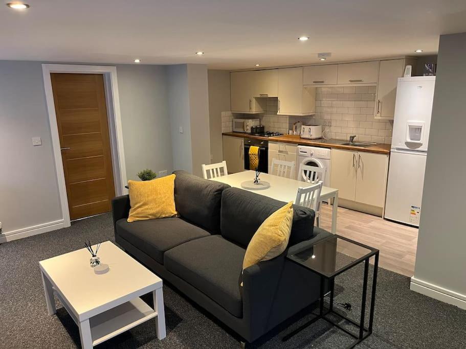 Stylish 1 Bedroom, 2 Bed Basement Flat With Free Parking Apartment
