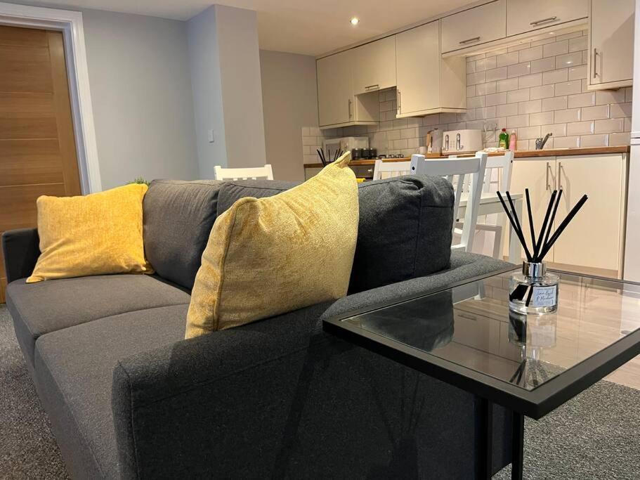 Stylish 1 Bedroom, 2 Bed Basement Flat With Free Parking Sale