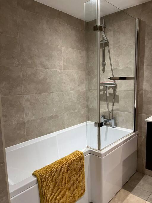 Apartment Stylish 1 Bedroom, 2 Bed Basement Flat With Free Parking *