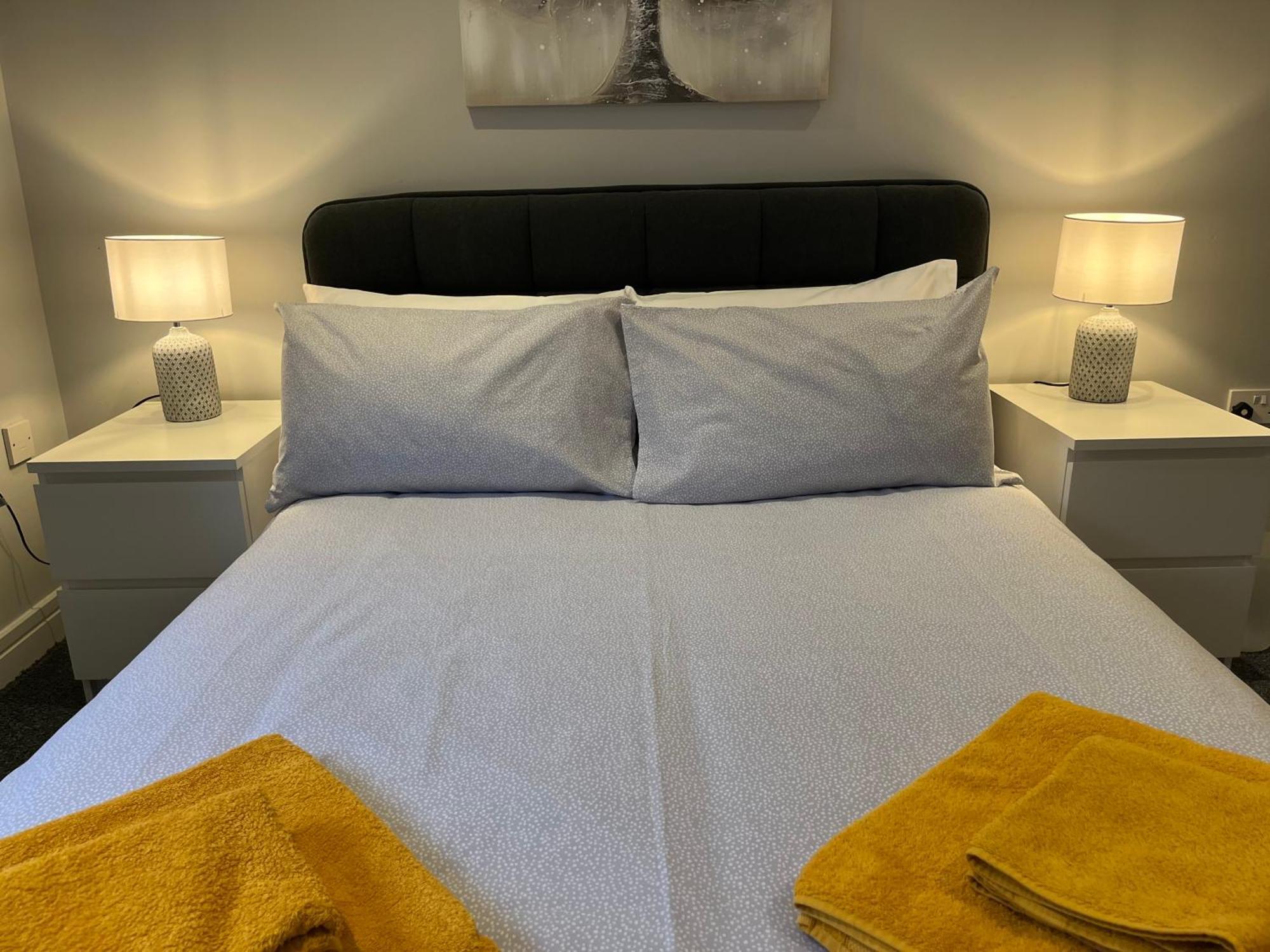 Apartment Stylish 1 Bedroom, 2 Bed Basement Flat With Free Parking *